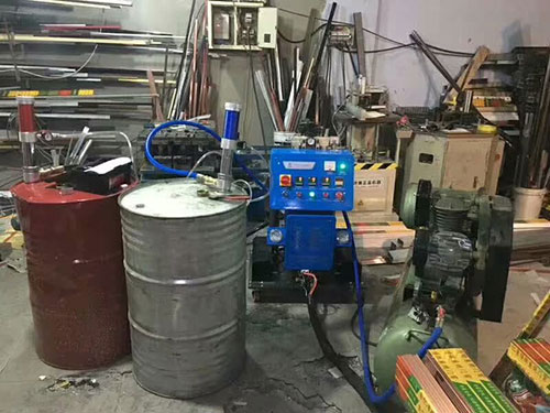 小型聚氨酯保溫噴涂機(jī)施工案例